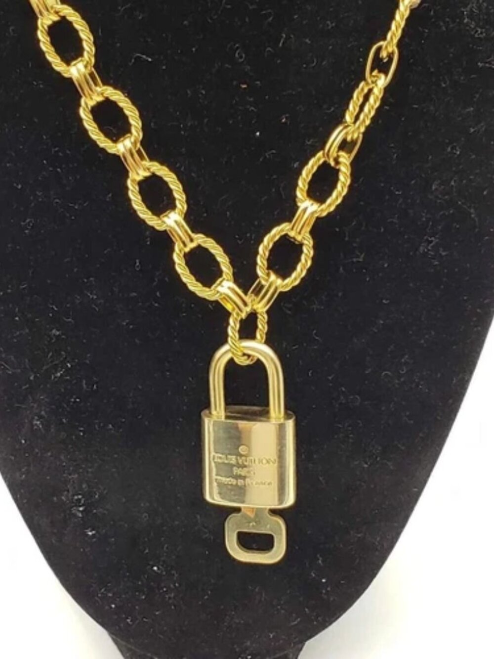 Gold-Plated Necklace with Authentic Louis Vuitton Padlock - Picture 4 of 8